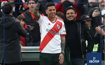 SBOTOP Enzo Fernandez: Chelsea Star Returns to Roots, Spotted Wearing Former Club's Shirt and Receiving Standing Ovation