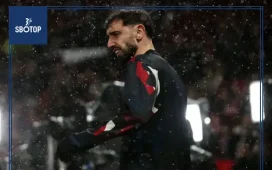 Legenda Premier League, Alan Shearer, memberikan apresiasi tinggi atas keputusan Bruno Fernandes untuk bertahan di Manchester United. Ia menilai sang kapten menunjukkan loyalitasnya di tengah godaan tawaran menggiurkan dari Arab Saudi. Beberapa pekan terakhir, nama Fernandes ramai dikaitkan dengan klub-klub Arab Saudi. Al-Hilal, salah satu tim tajir Saudi Pro League, dikabarkan sangat berminat merekrut bintang Portugal itu. Tawaran yang dibawa Al-Hilal disebut fantastis—gaji Fernandes bakal digandakan tiga kali lipat dibanding apa yang ia dapat di MU saat ini. Meski sempat beredar kabar bahwa Fernandes tergoda, ia akhirnya memutuskan untuk tetap setia pada Setan Merah musim depan. Pemain Terbaik MU yang Tak Tergantikan Dalam Stick to the Football Podcast, Shearer menyebut MU sangat beruntung masih bisa mempertahankan Fernandes. Ia menilai playmaker itu sebagai pemain terbaik MU musim lalu, bahkan menyebut tanpa kontribusinya, Setan Merah bisa terpuruk lebih dalam. "Tidak diragukan lagi kalau dia (Fernandes) adalah pemain terbaik United musim lalu. Manchester United akan berada di posisi yang jauh lebih buruk tanpa dirinya, karena dia berulang kali menyelamatkan United," tegas Shearer. Keputusan yang Menguntungkan MU Shearer juga menekankan bahwa keputusan Fernandes bertahan adalah kabar baik bagi MU. Mencari pemain sekualitas Fernandes bukan perkara mudah, sehingga kehadirannya tetap krusial untuk musim depan. "Sangat menyenangkan rasanya melihat dia (Fernandes) mengatakan tidak untuk tawaran Arab tersebut dan bertahan di Manchester United. Ini adalah sesuatu yang besar untuk Manchester United," tandasnya. Alasan Fernandes Bertahan Fernandes sendiri mengungkapkan alasan menolak tawaran besar dari Arab Saudi. Ia menegaskan masih ingin bermain di level tertinggi dan berambisi memenangkan trofi bersama Manchester United.
