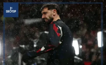 Legenda Premier League, Alan Shearer, memberikan apresiasi tinggi atas keputusan Bruno Fernandes untuk bertahan di Manchester United. Ia menilai sang kapten menunjukkan loyalitasnya di tengah godaan tawaran menggiurkan dari Arab Saudi. Beberapa pekan terakhir, nama Fernandes ramai dikaitkan dengan klub-klub Arab Saudi. Al-Hilal, salah satu tim tajir Saudi Pro League, dikabarkan sangat berminat merekrut bintang Portugal itu. Tawaran yang dibawa Al-Hilal disebut fantastis—gaji Fernandes bakal digandakan tiga kali lipat dibanding apa yang ia dapat di MU saat ini. Meski sempat beredar kabar bahwa Fernandes tergoda, ia akhirnya memutuskan untuk tetap setia pada Setan Merah musim depan. Pemain Terbaik MU yang Tak Tergantikan Dalam Stick to the Football Podcast, Shearer menyebut MU sangat beruntung masih bisa mempertahankan Fernandes. Ia menilai playmaker itu sebagai pemain terbaik MU musim lalu, bahkan menyebut tanpa kontribusinya, Setan Merah bisa terpuruk lebih dalam. "Tidak diragukan lagi kalau dia (Fernandes) adalah pemain terbaik United musim lalu. Manchester United akan berada di posisi yang jauh lebih buruk tanpa dirinya, karena dia berulang kali menyelamatkan United," tegas Shearer. Keputusan yang Menguntungkan MU Shearer juga menekankan bahwa keputusan Fernandes bertahan adalah kabar baik bagi MU. Mencari pemain sekualitas Fernandes bukan perkara mudah, sehingga kehadirannya tetap krusial untuk musim depan. "Sangat menyenangkan rasanya melihat dia (Fernandes) mengatakan tidak untuk tawaran Arab tersebut dan bertahan di Manchester United. Ini adalah sesuatu yang besar untuk Manchester United," tandasnya. Alasan Fernandes Bertahan Fernandes sendiri mengungkapkan alasan menolak tawaran besar dari Arab Saudi. Ia menegaskan masih ingin bermain di level tertinggi dan berambisi memenangkan trofi bersama Manchester United.
