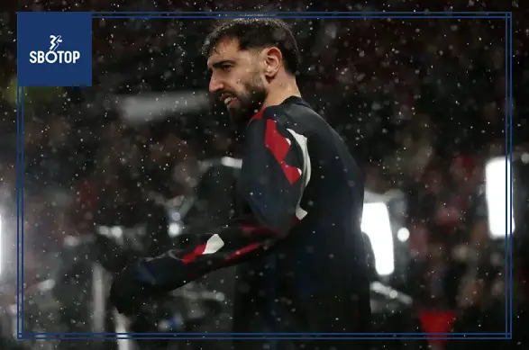 Legenda Premier League, Alan Shearer, memberikan apresiasi tinggi atas keputusan Bruno Fernandes untuk bertahan di Manchester United. Ia menilai sang kapten menunjukkan loyalitasnya di tengah godaan tawaran menggiurkan dari Arab Saudi. Beberapa pekan terakhir, nama Fernandes ramai dikaitkan dengan klub-klub Arab Saudi. Al-Hilal, salah satu tim tajir Saudi Pro League, dikabarkan sangat berminat merekrut bintang Portugal itu. Tawaran yang dibawa Al-Hilal disebut fantastis—gaji Fernandes bakal digandakan tiga kali lipat dibanding apa yang ia dapat di MU saat ini. Meski sempat beredar kabar bahwa Fernandes tergoda, ia akhirnya memutuskan untuk tetap setia pada Setan Merah musim depan. Pemain Terbaik MU yang Tak Tergantikan Dalam Stick to the Football Podcast, Shearer menyebut MU sangat beruntung masih bisa mempertahankan Fernandes. Ia menilai playmaker itu sebagai pemain terbaik MU musim lalu, bahkan menyebut tanpa kontribusinya, Setan Merah bisa terpuruk lebih dalam. "Tidak diragukan lagi kalau dia (Fernandes) adalah pemain terbaik United musim lalu. Manchester United akan berada di posisi yang jauh lebih buruk tanpa dirinya, karena dia berulang kali menyelamatkan United," tegas Shearer. Keputusan yang Menguntungkan MU Shearer juga menekankan bahwa keputusan Fernandes bertahan adalah kabar baik bagi MU. Mencari pemain sekualitas Fernandes bukan perkara mudah, sehingga kehadirannya tetap krusial untuk musim depan. "Sangat menyenangkan rasanya melihat dia (Fernandes) mengatakan tidak untuk tawaran Arab tersebut dan bertahan di Manchester United. Ini adalah sesuatu yang besar untuk Manchester United," tandasnya. Alasan Fernandes Bertahan Fernandes sendiri mengungkapkan alasan menolak tawaran besar dari Arab Saudi. Ia menegaskan masih ingin bermain di level tertinggi dan berambisi memenangkan trofi bersama Manchester United.