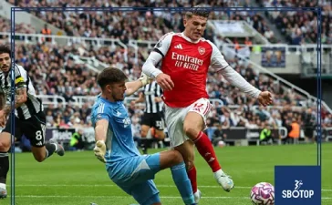 SBOTOP: Howard Webb Defends VAR Call as Arsenal Penalty Overturned in Newcastle Clash on ‘Match Officials Mic’d Up’