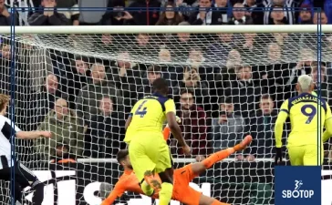 SBOTOP: Jamie Redknapp Criticizes VAR's Controversial Penalty Decision in Newcastle-Tottenham 2-2 Draw