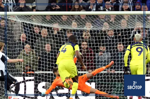 SBOTOP: Jamie Redknapp Criticizes VAR's Controversial Penalty Decision in Newcastle-Tottenham 2-2 Draw