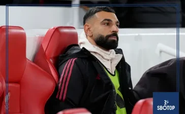 SBOTOP: Jamie Redknapp Warns 'Something Has to Give' as Arne Slot Drops Mohamed Salah Again