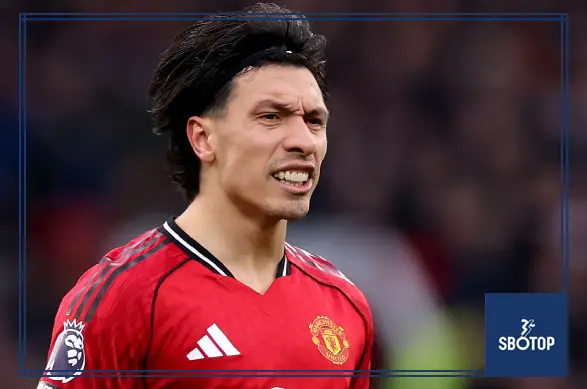 SBOTOP Tough Love from a United Legend: Paul Scholes Backs Lisandro Martinez’s Derby Display While Urging Maturity