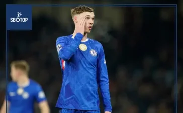 Nama Cole Palmer kembali menjadi perbincangan di bursa transfer Inggris. Gelandang serang Chelsea itu disebut berpeluang kembali ke Manchester. Laporan tersebut mengaitkan Palmer dengan Manchester United, klub yang memiliki kedekatan emosional dengan sang pemain sejak kecil. Faktor asal-usul dan latar belakang keluarga disebut ikut memengaruhi situasi ini. Meski masih terikat kontrak dengan Chelsea, isu ketidaknyamanan hidup jauh dari kampung halaman memunculkan spekulasi tentang kemungkinan pindah klub.