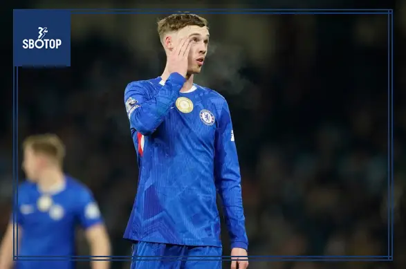 Nama Cole Palmer kembali menjadi perbincangan di bursa transfer Inggris. Gelandang serang Chelsea itu disebut berpeluang kembali ke Manchester. Laporan tersebut mengaitkan Palmer dengan Manchester United, klub yang memiliki kedekatan emosional dengan sang pemain sejak kecil. Faktor asal-usul dan latar belakang keluarga disebut ikut memengaruhi situasi ini. Meski masih terikat kontrak dengan Chelsea, isu ketidaknyamanan hidup jauh dari kampung halaman memunculkan spekulasi tentang kemungkinan pindah klub.