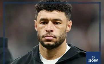 SBOTOP: Ex-Arsenal and Liverpool Midfielder Oxlade-Chamberlain Arrives in Glasgow Ahead of Celtic Move