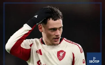 SBOTOP Gary Neville Slams Liverpool: Arne Slot’s Side ‘Soft and Vulnerable’ Following Bournemouth Defeat