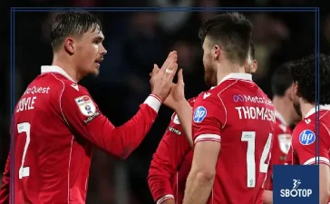 SBOTOP: Wrexham Strengthen Play-Off Hopes with 2-0 Win Over Swansea Featuring Broadhead Goal and Cullen Own Goal in Star-Studded Match