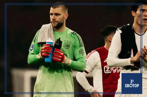 SBOTOP : Ajax Goalkeeper Maarten Paes Boosts Performance with Safer Playstyle