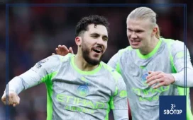 SBOTOP : Rayan Cherki Issues Public Apology for Hugo Ekitike Jersey on Bench