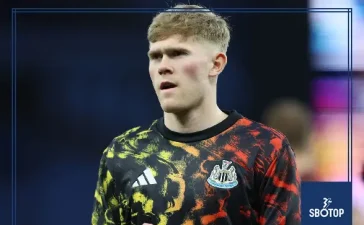 SBOTOP: Manchester United Transfer Plans Include Left-Back Targets Hall and Robinson Plus Potential Goalkeeper Addition