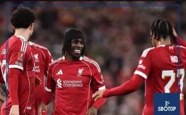 SBOTOP : Liverpool Hit by Injury Blow After Defender Limps Off Against Leeds